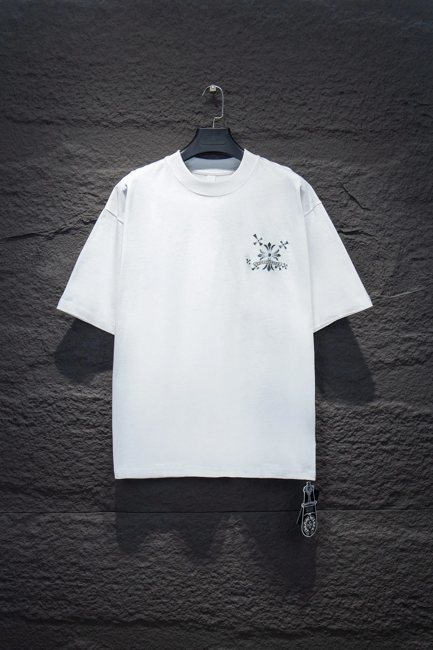 🅿️180 Style No.: 7058# Chrome hearts• 25ss ⚠YB custom-woven and custom-dyed fabric, color, printing, version, accessories. The fabric is woven by imported machines. The uniqueness of the cloth texture creates a perfect ready-made effect. The fabric is made of 260-gram clean cloth with 320-gram 1*1 rib. 4-color environmentally friendly custom-dyed fabric, and the threads are in the same cylinder without color difference.  Gradient graffiti on garments, hand-made graffiti technology on garments, the details of the collar, pockets, cuffs, and front and rear threads are clearly visible. The printing uses Japanese BROTHER white ink digital direct-injection garment printing. This model is a global limited edition. In order to present a product like a work of art, after a long period of repeated determination of details, a very high-standard garment is presented. The front chest is made of direct-injection printing environmentally friendly glue material, using a mechanized printing process. Mechanical printing has high precision, the positioning accuracy can reach ±0.02mm, and the quality is stable.   The body is treated with graffiti elements, which greatly increases the interest of the clothing; it has a unique visual effect. The special washing effect creates a unique aged effect.  Croix Heart Short Sleeve must be the first short-sleeved piece in spring and summer that blurs the boundaries of unisex style. It has a classic dropped shoulder oversize version and a loose and casual upper body.  Color: Black White Size: S M L XL